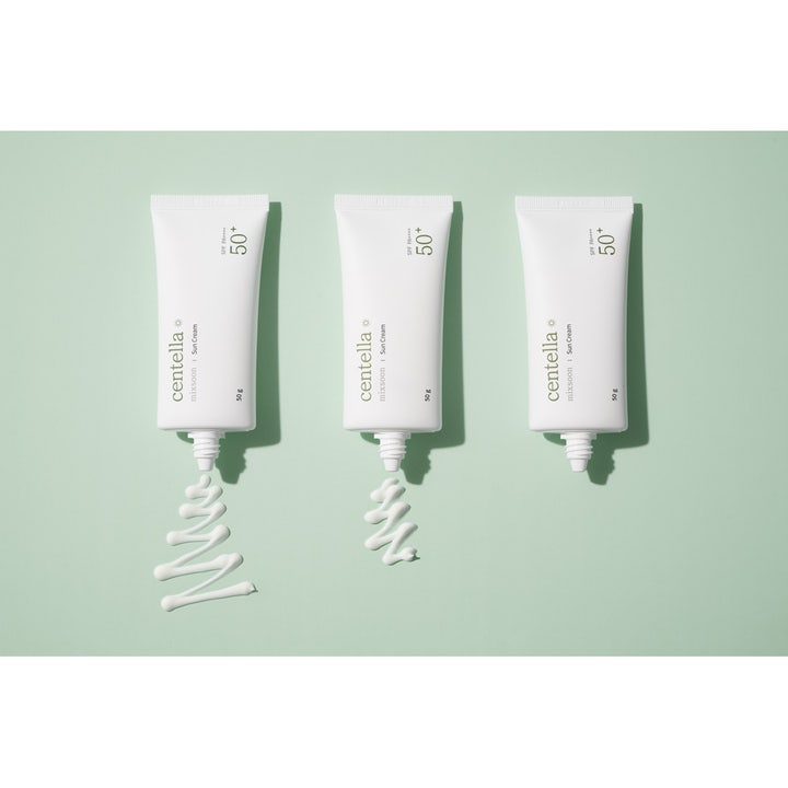Mixsoon Centella Sun Cream 50 g beroligende solkrem med SPF 50+ viser tre hvite tuber og hvit tekstur på grønn bakgrunn