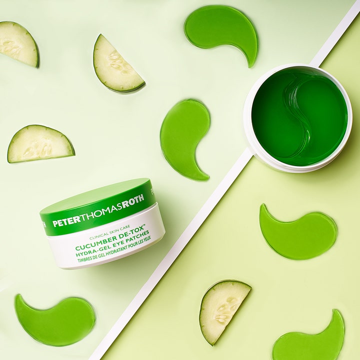 Peter Thomas Roth Cucumber De-Tox 60 stk fuktighetsgivende øyemasker med grønne gel-lapper og friske agurkskiver.