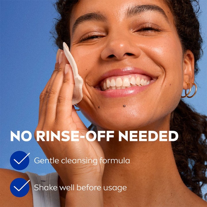 NIVEA Double Effect Eye Makeup Remover 125 ml skånsom sminkefjerner vist på kvinne med bomullspads uten behov for skylling