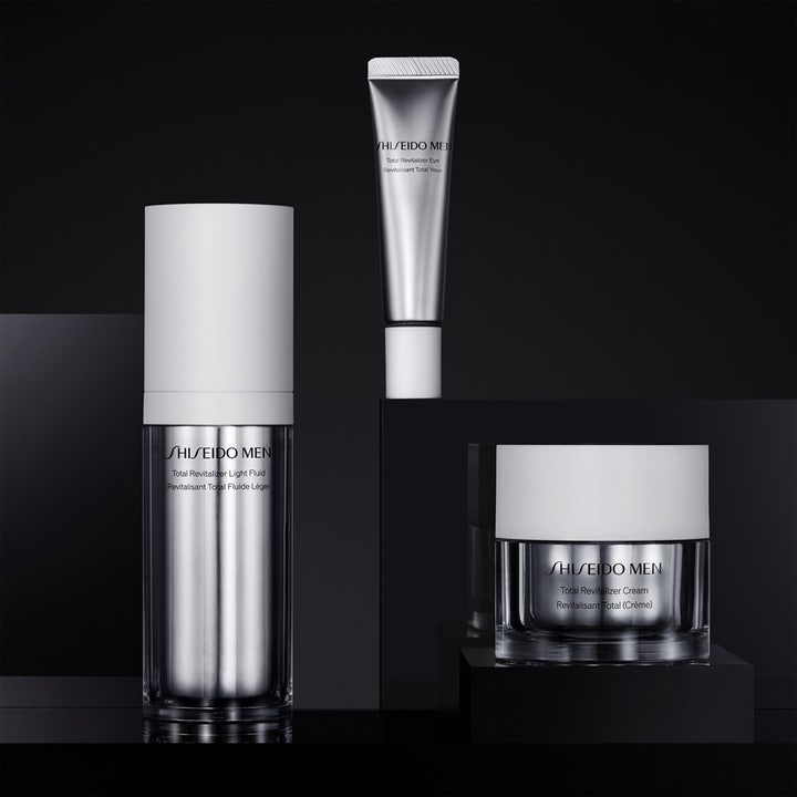Shiseido Men Total Revitalizer Eye 15 ml revitaliserende øyekrem i sølvfarget tube på mørk bakgrunn.