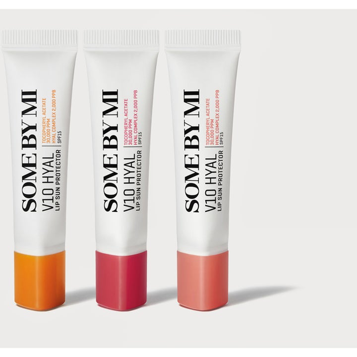Some By Mi V10 Hyal Lip Protector 7 ml er tre fuktighetsgivende leppeprodukter i hvite tuber med SPF15.