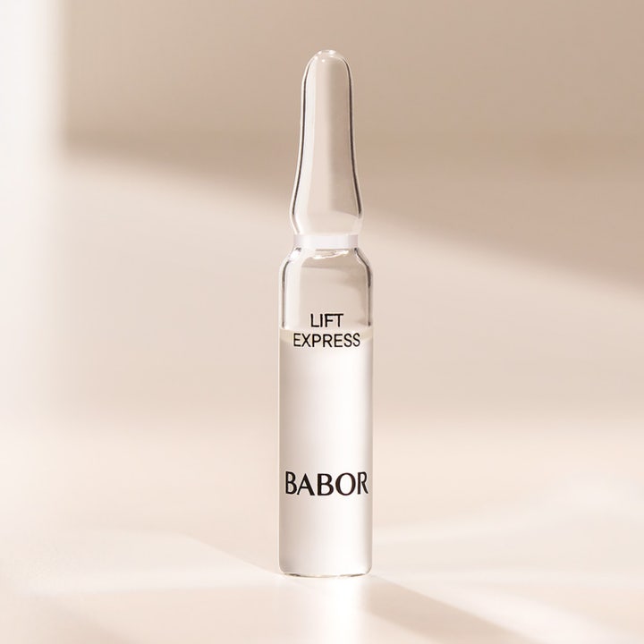 Babor Ampoule Lift Express 14 ml oppstrammende ansiktsserum i en klar glassampulle med sort tekst