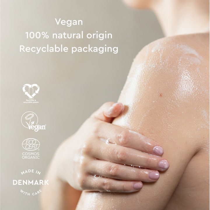 Urtekram Soothing Lavender Body Wash 500 ml påføres våt hud med et lett skum som virker beroligende.