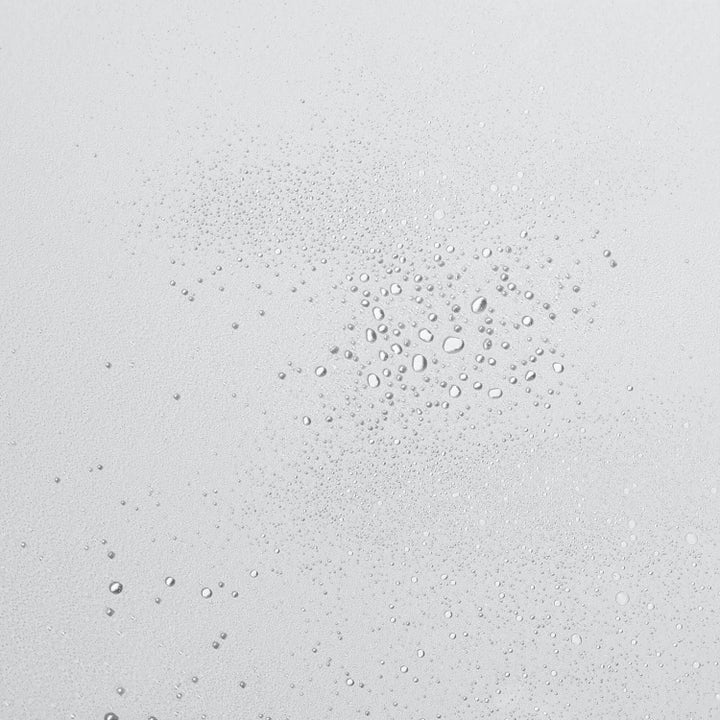 Dermalogica UltraCalming Mist Duo beroligende ansiktsvann med en lett tekstur av klare vanndråper mot en lys flate
