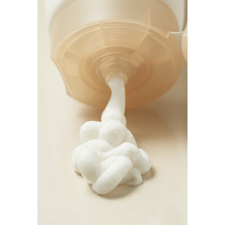 I'm from Rice Whip Facial Cleanser 30 ml mild ansiktsrens med en tykk hvit pisket tekstur fra en beige tube