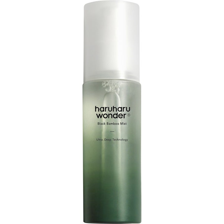 Haruharu Wonder Black Bamboo Mist 80ml fuktighetsgivende ansiktsspray i frostet flaske med grønn gradering og hvit kork
