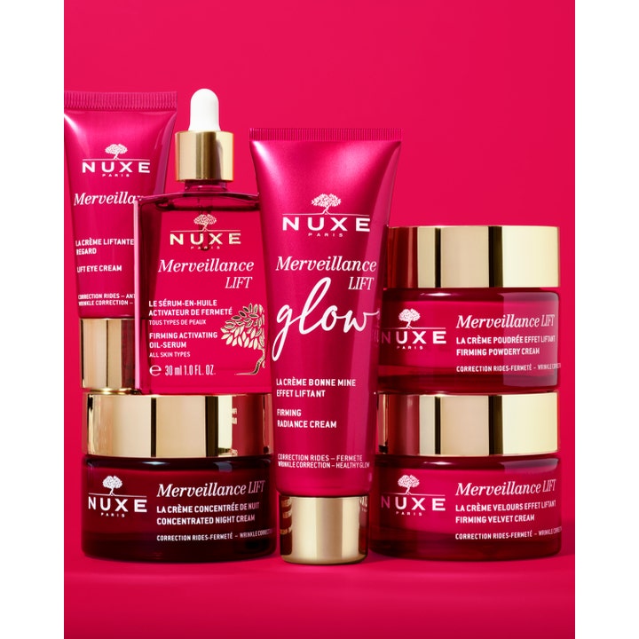 Nuxe Merveillance Lift Glow 50 ml oppstrammende dagkrem i magenta tube vist i en serie med hudpleieprodukter