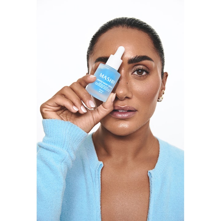 MASHH Gentle Moist Serum 30 ml vegansk fuktighetsserum i frostet lyseblå glassflaske holdt av en kvinne