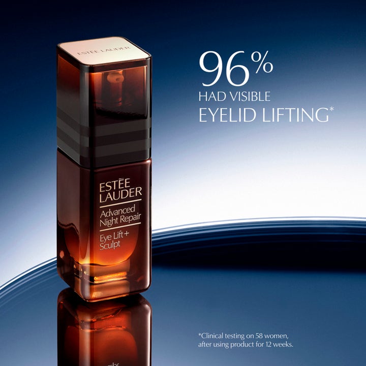Estée Lauder Advanced Night Repair Eye Lift + Sculpt 15 ml øyeserum i brun flaske med tekst om 96% synlig øyelokksløft.