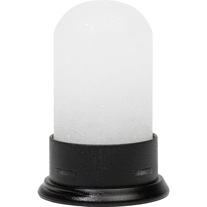 Maria Åkerberg Salt Deo 80 g deodorant med hvit krystallstein montert på en svart base.