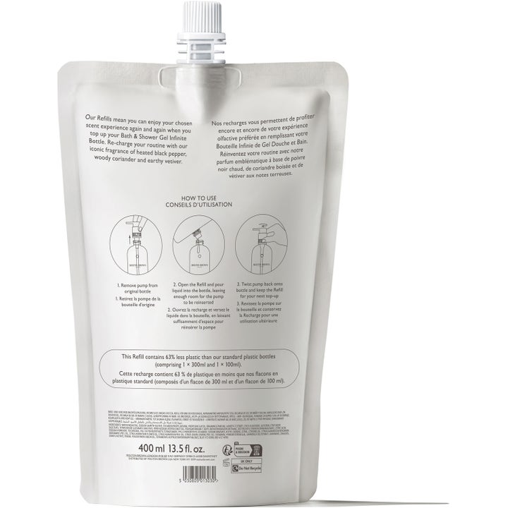 Molton Brown Re-charge Black Pepper Bath & Shower Gel Refill 400 ml dusjsåpe baksiden av hvit refillpose med bruksanvisning