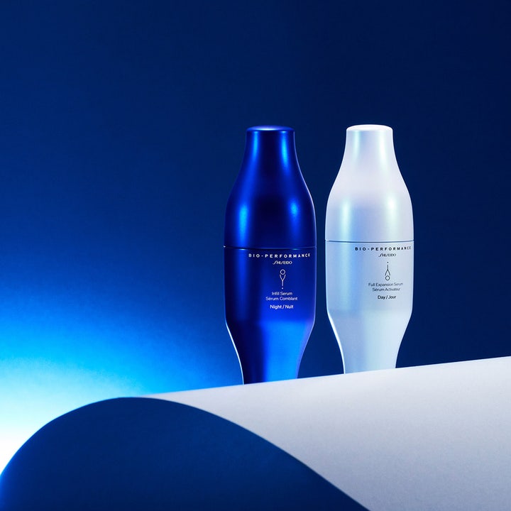 Shiseido Bio-Performance Skin filler duo serum 60 ml utfyllende serum i elegante blå og hvite flasker.