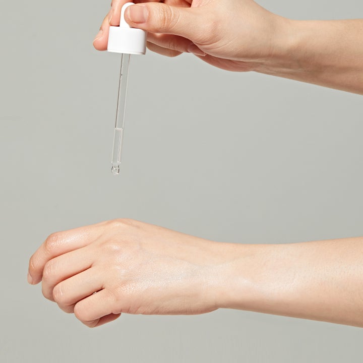 Dr. Ceuracle Tea Tree Purifine Essence 50 ml beroligende essens med lett tekstur som dryppes på huden fra en pipette