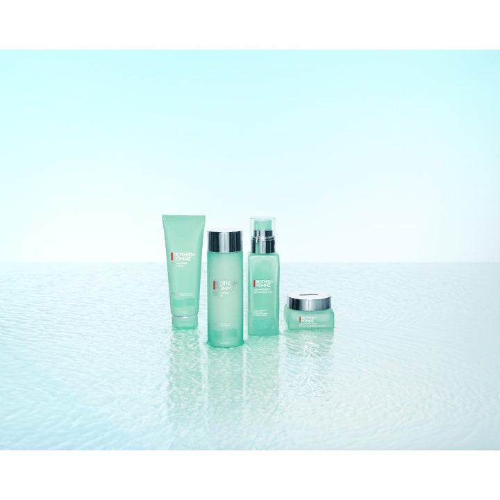 Biotherm Aquapower Lotion 200 ml fuktighetsgivende hudpleiesett i lysegrønne flasker på vannoverflate