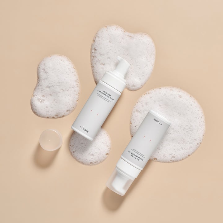 Hyggee All-In-One Care Cleansing Foam 150 ml rengjøringsskum i hvite pumpeflasker med luftig skum og ceramide