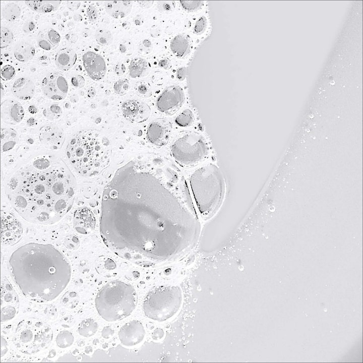 Dermalogica Conditioning Body Wash 295 ml pleiende dusjsåpe med en luftig tekstur av rensende hvite såpebobler.