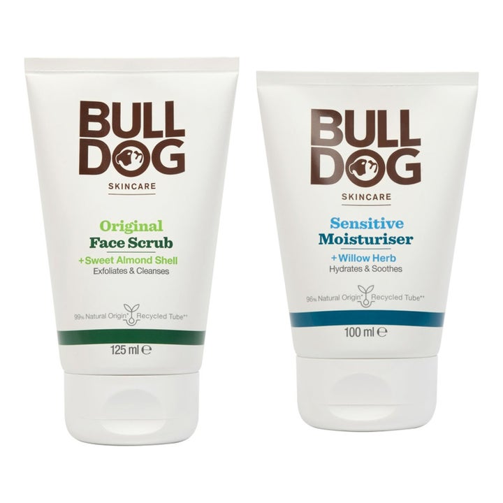 Bulldog Skincare Original Face Scrub 125 ml og Sensitive Moisturiser 100 ml i hvite tuber som gir fukt og eksfolierer