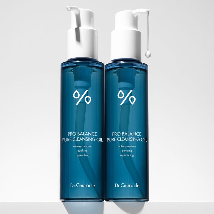 Dr. Ceuracle Pro Balance Pure Cleansing Oil 155 ml ansiktsrengjøring i blå flasker med hvit pumpe og en hengende dråpe