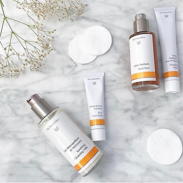 Dr. Hauschka Cleansing Cream 50 ml i hvit tube ved siden av ansiktsvann og bomullspads på marmor
