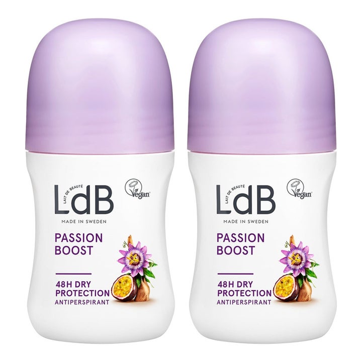 LdB Passion Boost 2-pakk antiperspirant gir 48 timers beskyttelse i hvite roll-on flasker med lilla korker