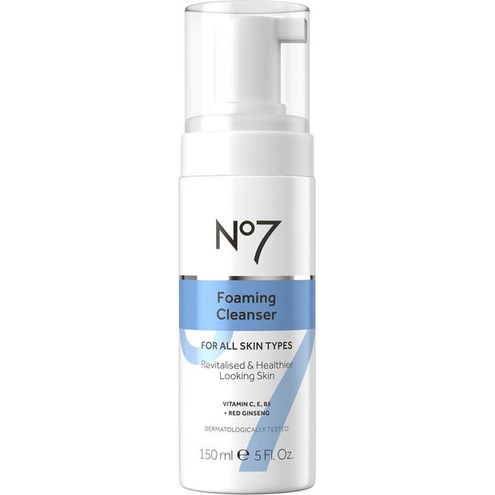 No7 Foaming Cleanser 150 ml revitaliserende skumrens med vitamin C i hvit flaske med pumpe og klar kork