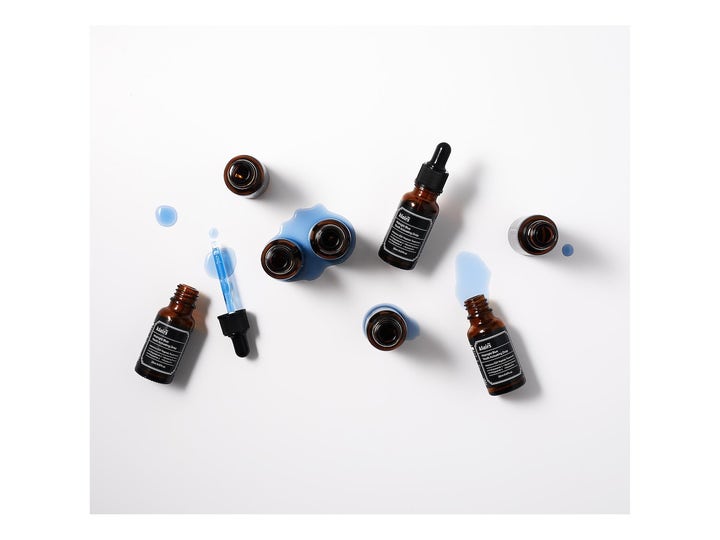 Klairs Midnight Blue Youth Activating Drop 20 ml ansiktsserum i brune glassflasker med blå dråper.