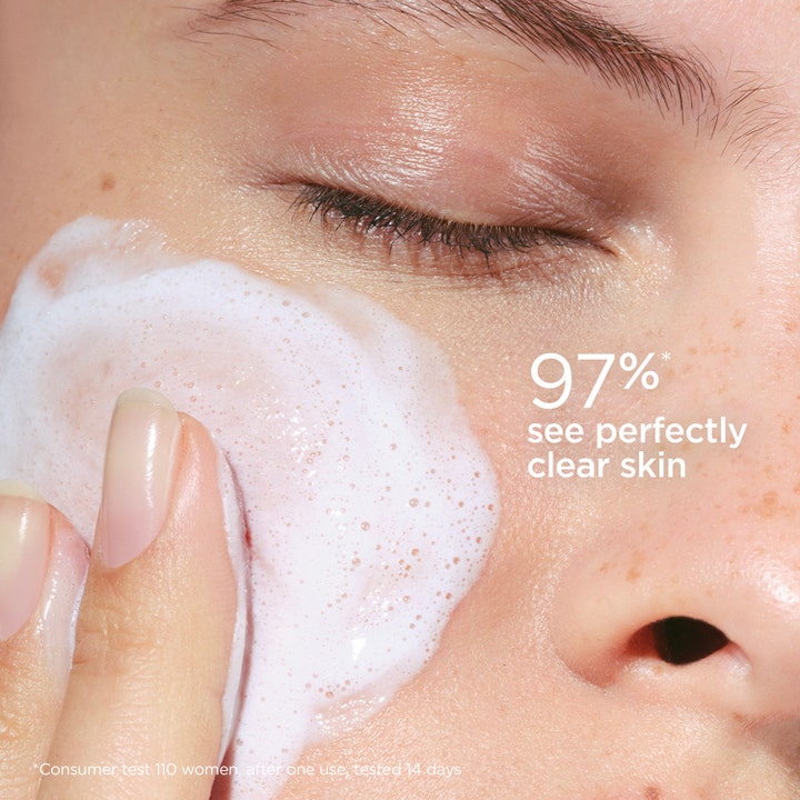 Clarins Soothing Gentle Foaming Cleanser 125 ml rengjøringsskum med hvitt skum og tekst 97% see perfectly clear skin