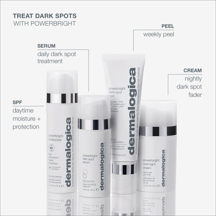 Dermalogica PowerBright System mot pigmentflekker med hvit serumflaske, peelingtube og ansiktskremer i hvite hylser.