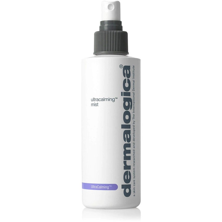 Dermalogica Ultracalming Mist 177 ml beroligende ansiktsspray i hvit plastflaske med grå spraypumpe og lilla detalj