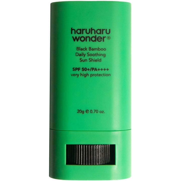 Haruharu Wonder Black Bamboo Daily Soothing Sun Shield 20g beroligende solstift i en grønn hylse med sort vrihjul.