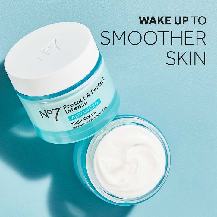 No7 Protect & Perfect Intense Advanced Night Cream 50 ml nattkrem i blå krukke med hvit kremtekstur for glattere hud.