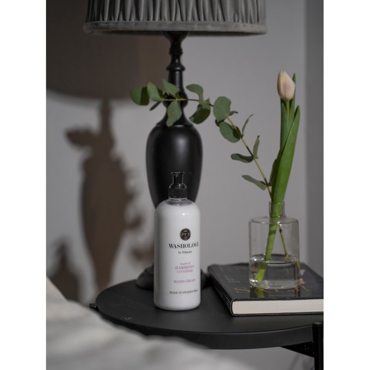 Washologi Hand Cream Scent Of Harmony 300 ml fuktighetsgivende håndkrem i hvit pumpeflaske i et lunt interiørmiljø