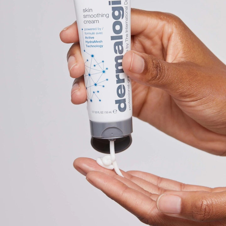 Dermalogica Skin Smoothing Cream 50 ml fuktighetskrem med Active HydraMesh som trykkes ut i en håndflate