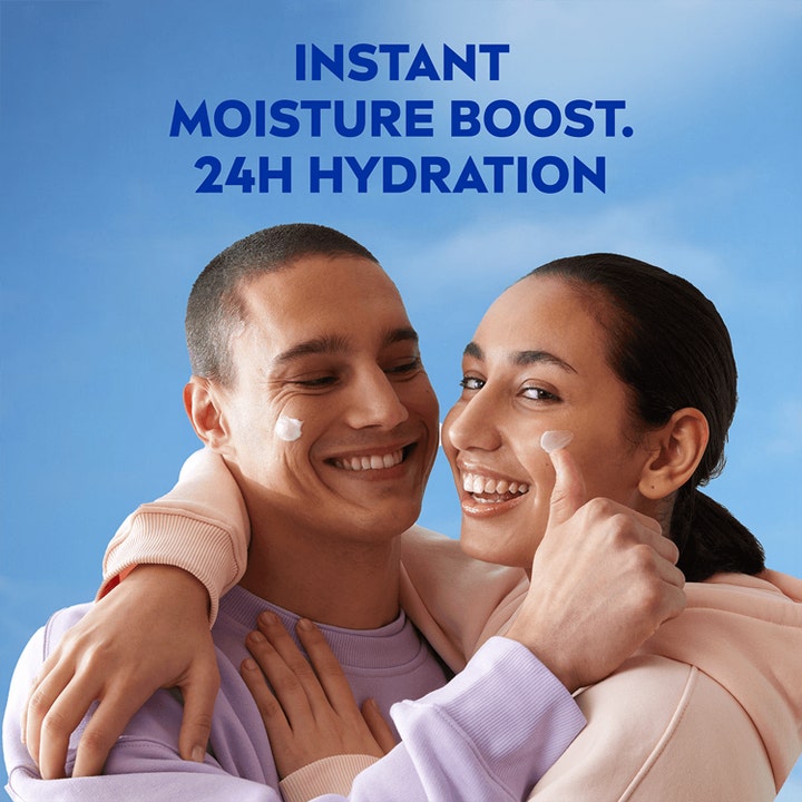 NIVEA Soft 200 ml fuktighetskrem gir 24h hydration vist med to smilende personer med krem på kinnene