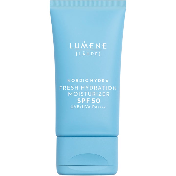Lumene Nordic Hydra Fresh Hydration Moisturizer SPF 50 fuktighetskrem gir dyp fukt i en lyseblå tube med hvit skrift