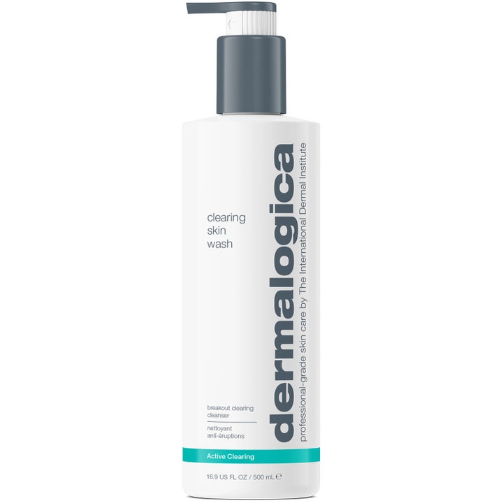 Dermalogica Clearing Skin Wash 500 ml dyprensende ansiktsrens i hvit flaske med grå pumpe og blågrønn stripe.