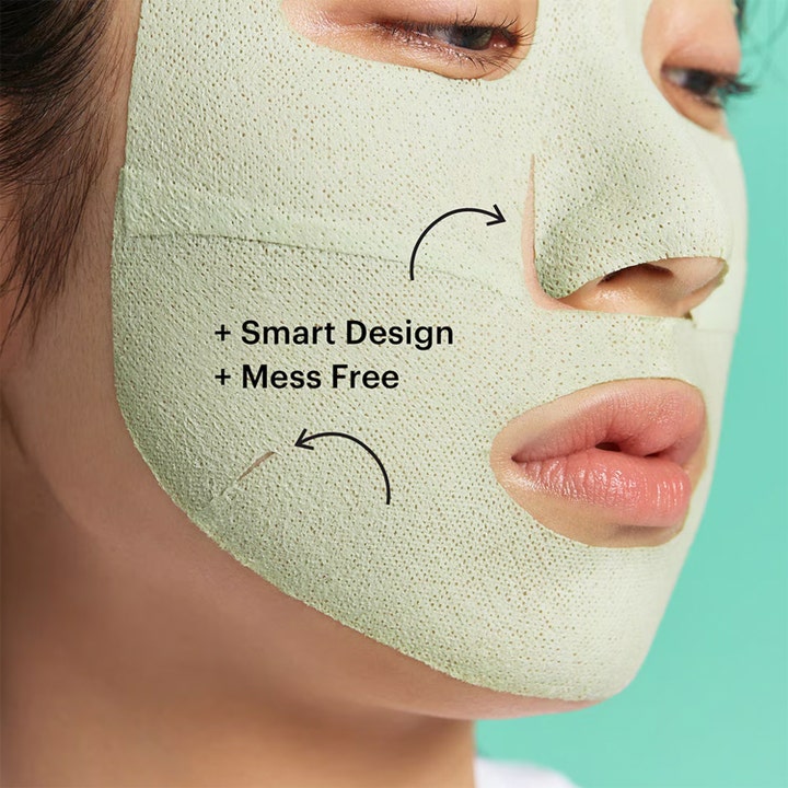 Dr.Jart+ Dermask Pore-remedy Purifying Mud Mask 13 g på ansiktet med tekst Smart Design og Mess Free.