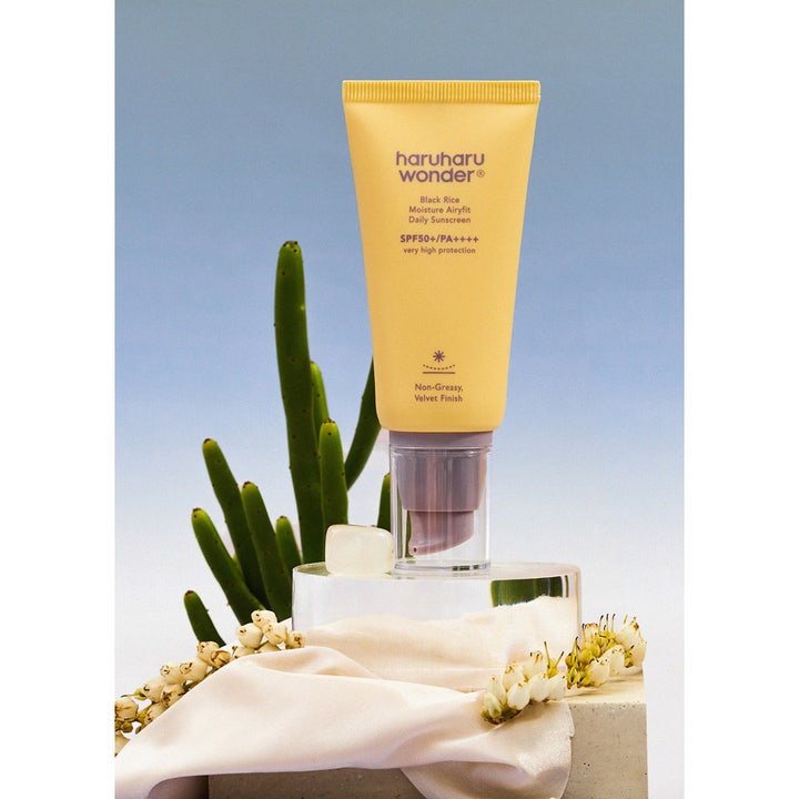 haruharu wonder Black Rice Moisture Airyfit Daily Sunscreen 50 ml fuktighetsgivende solkrem i gul tube med lilla pumpe