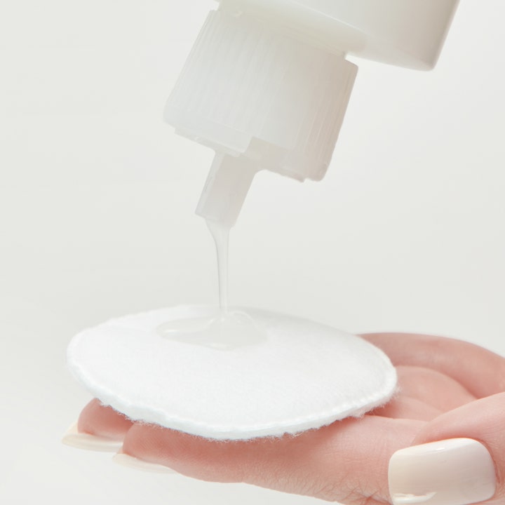 Mario Badescu Hydrating Glow Toner 236 ml flytende ansiktsvann helles på en hvit bomullspad for fuktighet.
