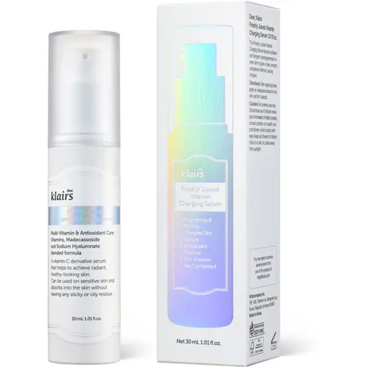 Klairs Freshly Juiced Vitamin Charging Serum 30 ml gir glød i hvit pumpeflaske med iriserende detaljer på esken