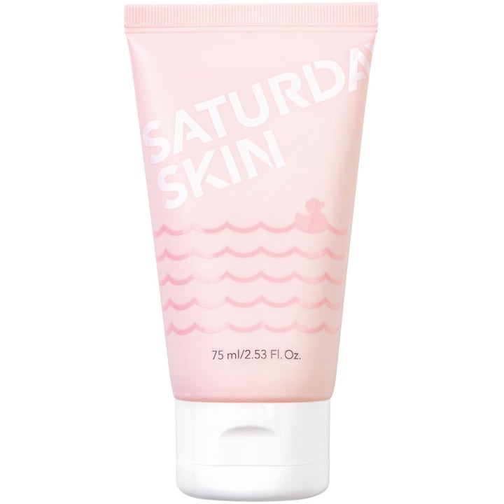 Saturday Skin Rub-A-Dub Refining Peel Gel 75 ml eksfolierende gel i rosa tube med hvitt lokk og bølgemønster.