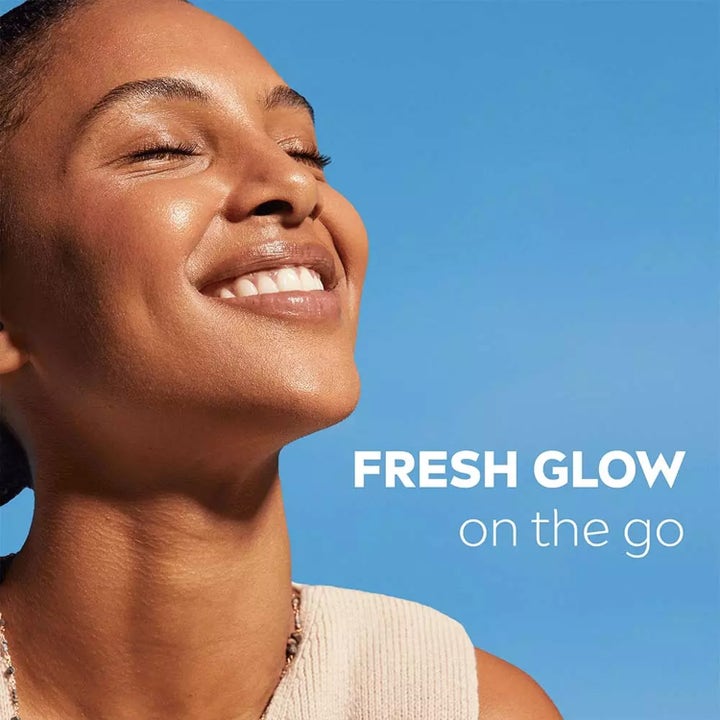 NIVEA Soft Daily UV Moisturizing Cream 100 ml fuktighetskrem gir glød med smilende kvinne og teksten Fresh Glow on the go