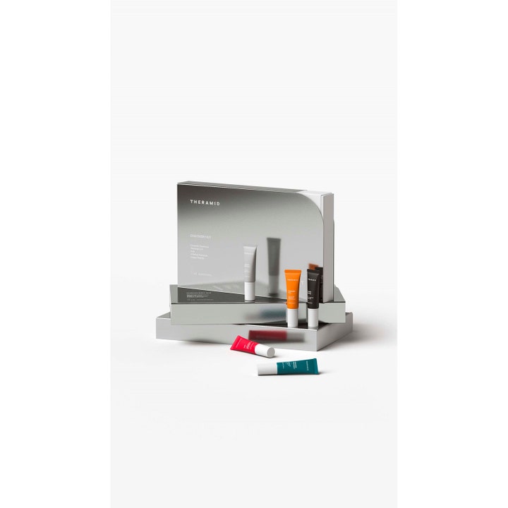Niche Beauty Lab Theramid Discovery Kit hudpleiesett med fem fargerike tuber foran en sølvfarget eske