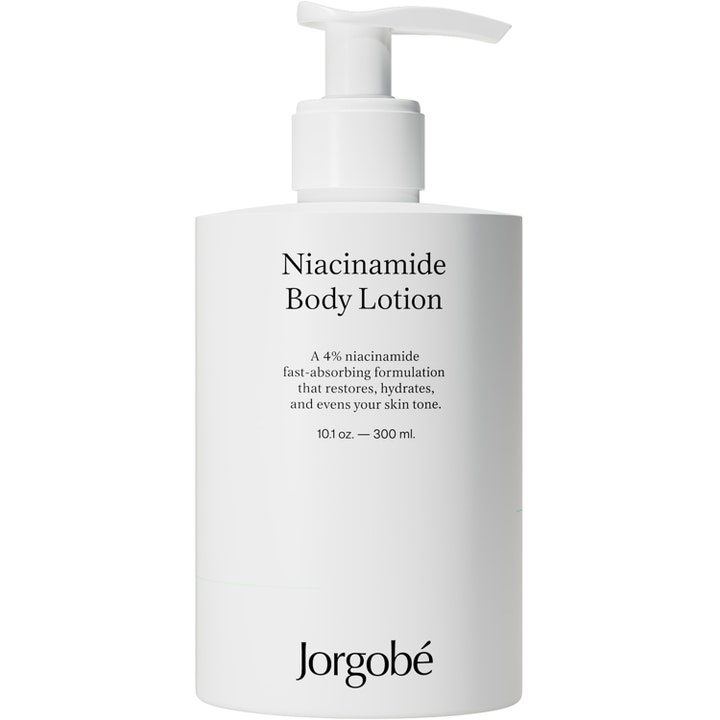 Jorgobé Niacinamide Body Lotion 300 ml fuktighetsgivende kroppskrem som gir jevnere hudtone i hvit pumpeflaske