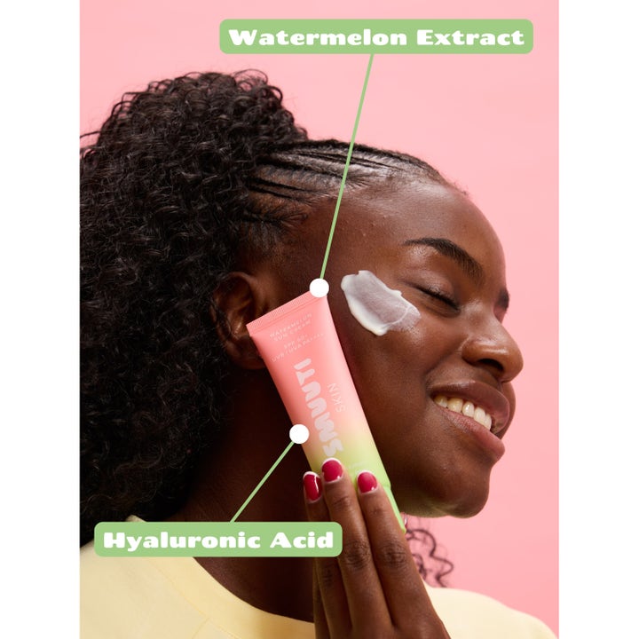Smuuti Skin Watermelon Sun Cream 50 ml solkrem påføres i ansiktet for fukt med vannmelonektrakt og hyaluronsyre