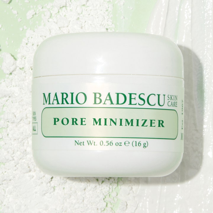Mario Badescu Pore Minimizer 16 g ansiktsmaske som minsker porer i hvit krukke med hvitt pulver og kremet tekstur.