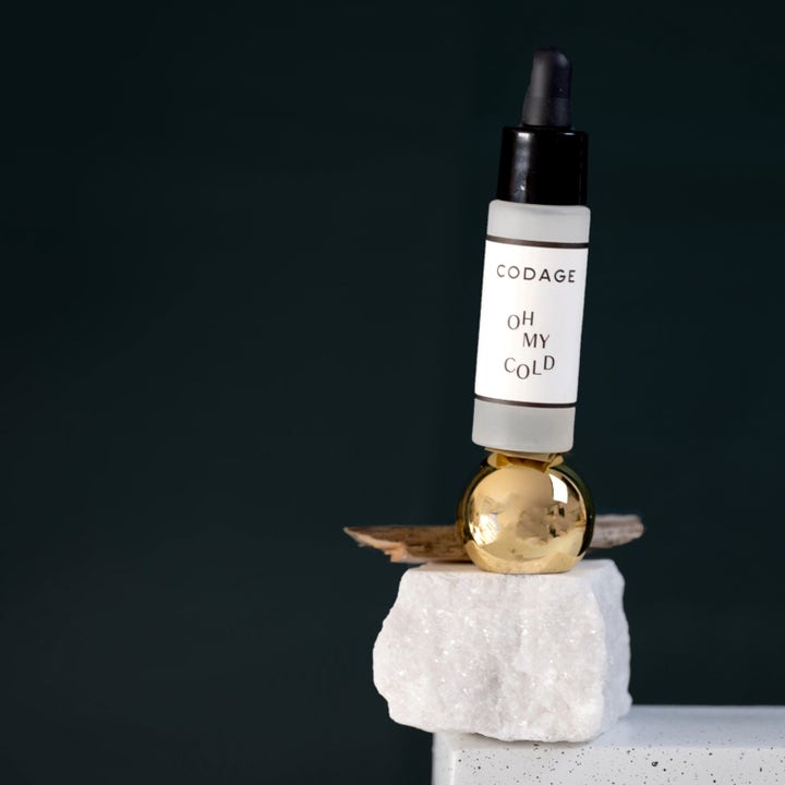 Codage Paris The Oh My Cold Serum 10 ml fuktighetsgivende ansiktsserum i pipetteflaske på en gullkule og hvit stein
