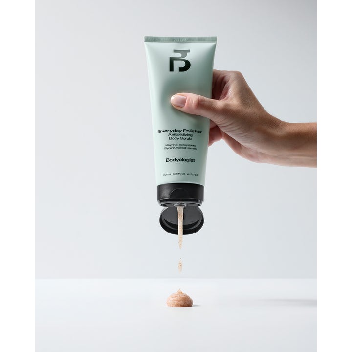 Bodyologist Everyday Polisher 200 ml eksfolierende body scrub i lysegrønn tube som klemmer ut en kornete tekstur.