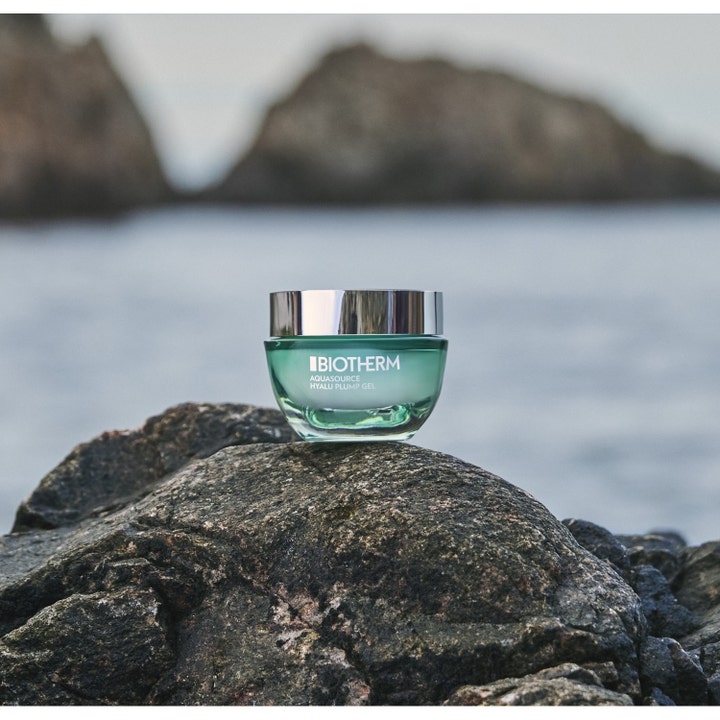 Biotherm Aquasource Hyalu Plump Moisturizing Gel 30 ml fuktighetskrem i grønn krukke på en stein ved havet