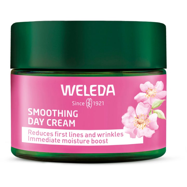 Weleda Smoothing Day Cream utjevnende dagkrem som reduserer rynker i grønn glasskrukke med rosa blomsteretikett.